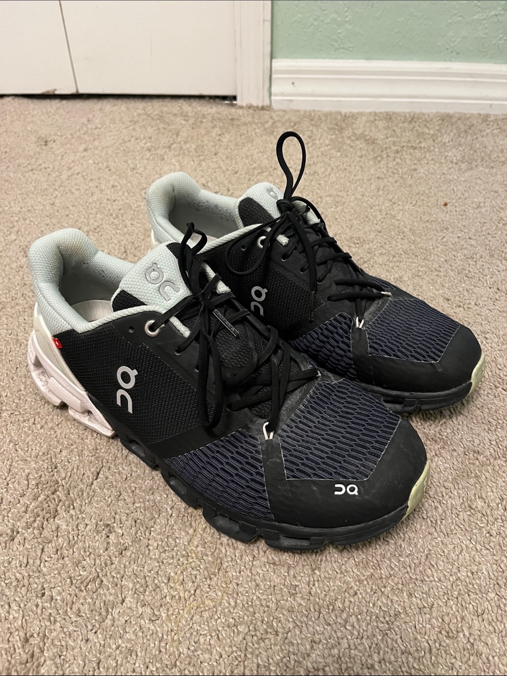On cloud women Black and Light Gray Trail Sneakers
Good used condition
